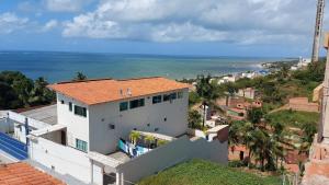 a house on a hill with a view of the ocean at Casa Maragogi 6 Quartos E Piscina in Maragogi