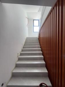 eine Treppe, die zu einem Fenster in einem Gebäude führt in der Unterkunft Residence BASI - Appartement 2 chambres in Rufisque