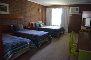 מיטה או מיטות בחדר ב-Kingswood Motel