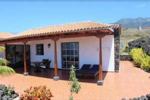 a house with a patio and a table and chairs at Casa la Majada in Los Llanos de Aridane