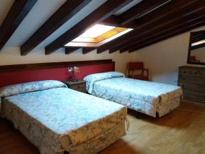 Ένα ή περισσότερα κρεβάτια σε δωμάτιο στο Apartamentos LLave de Santillana