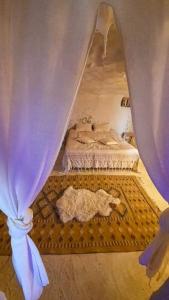 a room with two beds and a dog laying on the floor at Dar Sana in Qaşr al Ḩallūf +3 photos