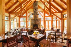 Foto da galeria de Cathedral Mountain Lodge em Field