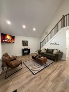 a living room with a couch and a table at Sandstone Lodge in Stanton