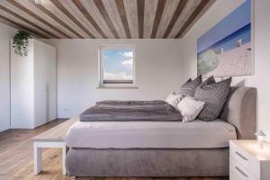 a bedroom with a large bed and a window at Haus Sonnengelb in Taarstedt