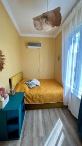 a bedroom with a bed and a ceiling fan at Mate Guesthouse in Sighnaghi +72 photos