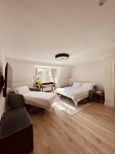 a bedroom with two beds and a couch at Courtyard Apartament in Ballymore