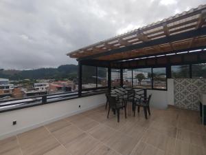 a balcony with a table and chairs and a view at Terra loft in Líbano