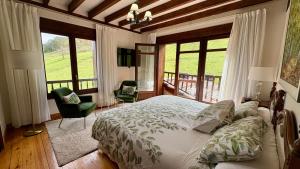 a bedroom with a bed and a balcony with windows at Posada El Bosque in Mieses
