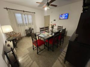a dining room with a table with chairs and a ceiling fan at Dulce Hogar in La Banda