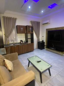 ein Wohnzimmer mit Sofa und Tisch in der Unterkunft Providha Hotel & Suites in Ikeja