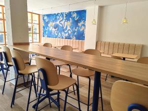 a conference room with a long table and chairs at Hotel OCTOPUS in Can Picafort