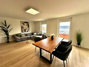 a living room with a table and a couch at Seeblick Wohnung in Wollishofen in Zurich