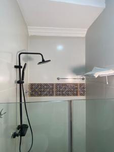 eine Dusche mit Duschkopf im Badezimmer in der Unterkunft Providha Hotel & Suites in Ikeja + 18 Fotos