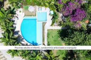 an overhead view of a swimming pool in a resort at Cond Vista Hermosa - Casas para famílias 2 quartos in Pipa