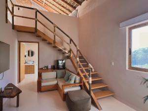 ein Wohnzimmer mit Wendeltreppe in einem Haus in der Unterkunft Xeno Hotel Boutique in Playa Estacahuite