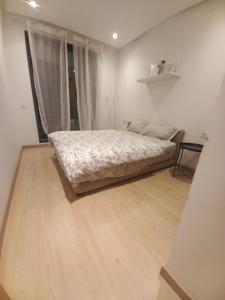 a bedroom with a bed and a wooden floor at Princess Mayfer in Maarif