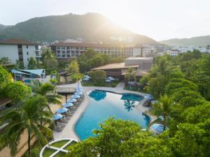 Luftaufnahme eines Resorts mit Swimmingpool in der Unterkunft OZO Phuket in Kata Beach