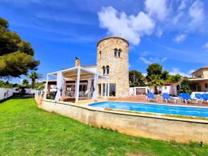 a villa with a swimming pool and a tower at Villa Gigi Torre del Sol - 14-18 pers - Coma-Ruga in El Vendrell