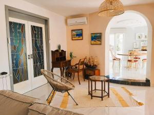 a living room with a couch and a table at Villa Gigi Torre del Sol - 14-18 pers - Coma-Ruga in El Vendrell