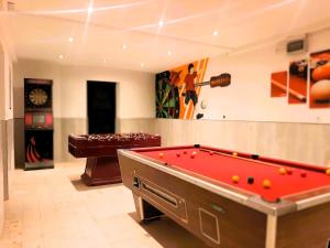 a room with a pool table and a piano at Villa Gigi Torre del Sol - 14-18 pers - Coma-Ruga in El Vendrell