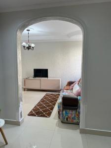 a living room with a couch and a television at Apartamento de Denise in Aracaju