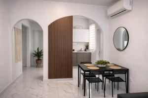 a kitchen and dining room with a table and chairs at La Casita del Este in Fajardo