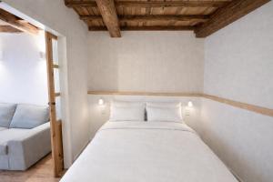a bedroom with a bed and a couch at Alcacer 4-1 in Puentedeume