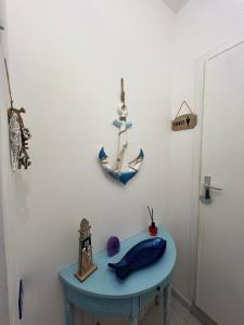 a blue table with a blue fish on a wall at Appartamento bilocale in Cecina
