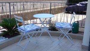 two chairs and a table on a patio at Appartamento bilocale in Cecina