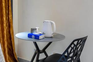 a table with a blender on top of it at Résidence Madior D1 in Dakar