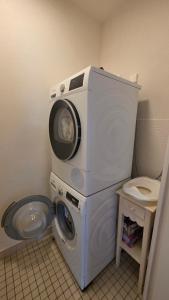 a washing machine and a toilet in a bathroom at Le haie vigné in Caen