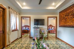 um corredor com uma sala de estar com um quarto em Delux Villa em Battambang