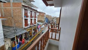 Blick von einem Balkon auf eine Stadtstraße in der Unterkunft Hostal Ticlio in Cajamarca