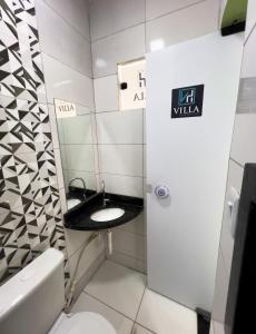a small bathroom with a toilet and a sink at Villa Hospedagem in Palmas