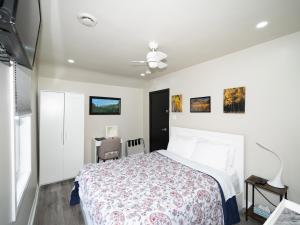 a bedroom with a bed and a ceiling fan at Serene Niagara Inn in Niagara Falls