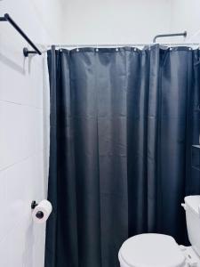 a bathroom with a black shower curtain and a toilet at Loft Mango in Tuxtla Gutiérrez +21 photos