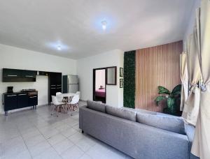 a living room with a couch and a kitchen at Loft Mango in Tuxtla Gutiérrez
