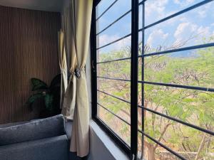 a window in a room with a couch and a view at Loft Mango in Tuxtla Gutiérrez