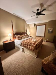 a bedroom with a bed and a ceiling fan at Manoir Signature in Mont-Tremblant +8 photos