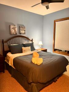 a bedroom with a bed with two towels on it at Manoir Signature in Mont-Tremblant