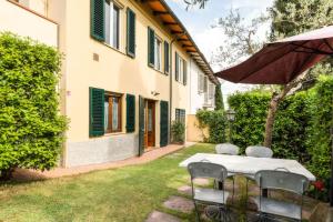 a table and chairs in the yard of a house at Podere Oliveta in Poggibonsi