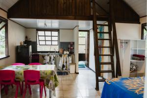 a kitchen and dining room with a table and chairs at FAKARAVA - Teariki Lodge 2 in Fakarava