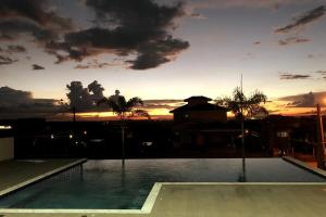 a view of the sunset from a swimming pool at Cantinho Solis in Itupeva