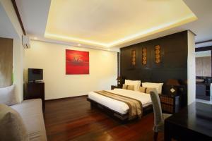 a hotel room with a bed and a table at Lalasa Villas Canggu in Canggu