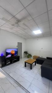a living room with a large flat screen tv at Casa Quinta La Jaula in Isla Paracao +1 photo