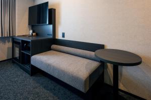a small room with a bench and a table at THE KNOT FUKUOKA Tenjin in Fukuoka