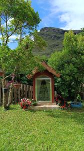 a small dog house in a field of grass at Chalé da Ana in Ouro Preto