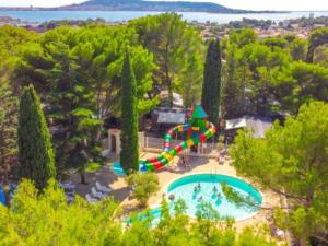 an aerial view of a playground with a water slide at Cottage avec clim - 4 pers. - API-1-52-2191 in Balaruc-les-Bains