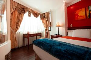 a hotel room with a bed and a window at Quo Vadis Hotel in Loja +26 photos